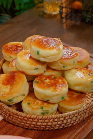 Fluffy Pan-Fried Green Onion Buns