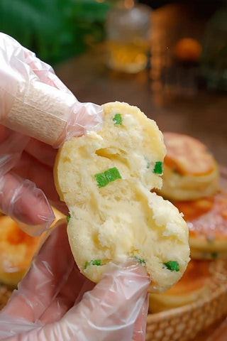 Fluffy Pan-Fried Green Onion Buns