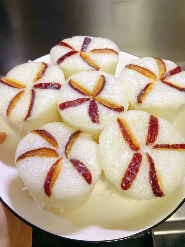 Steamed Rice Flour Date Cupcakes