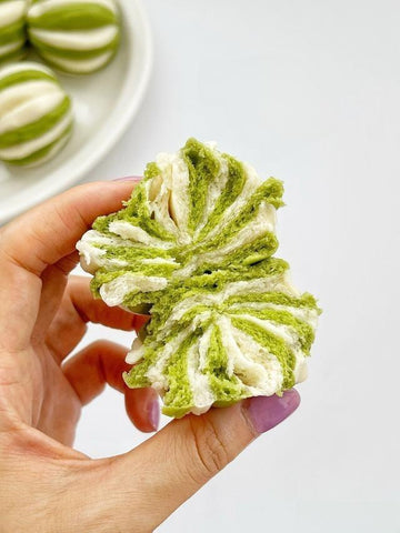 Two-Tone Spinach Steamed Flower Buns