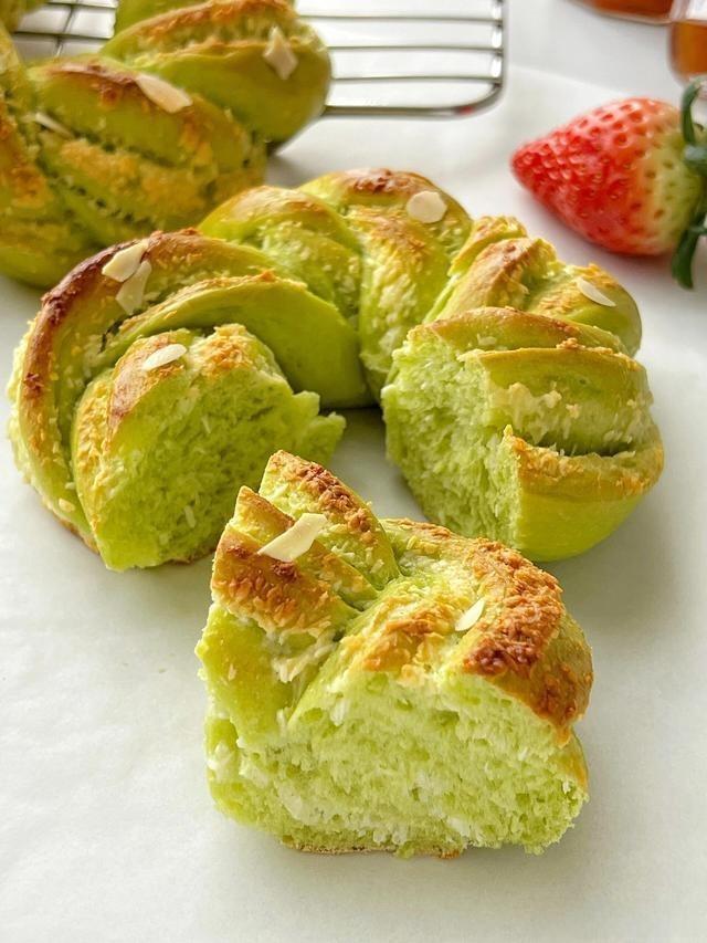 Fluffy Pandan Coconut Wreath Buns