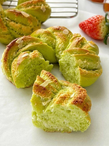 Fluffy Pandan Coconut Wreath Buns