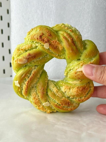 Fluffy Pandan Coconut Wreath Buns