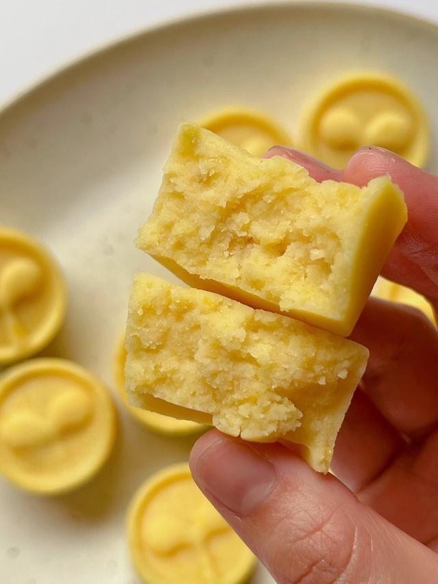Sprout-Stamped Mung Bean Cakes